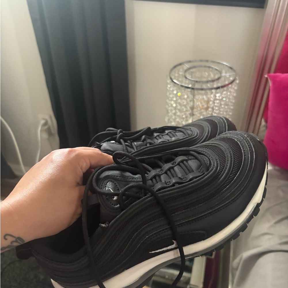 Nike Black and White Sneakers for Everyday Comfort